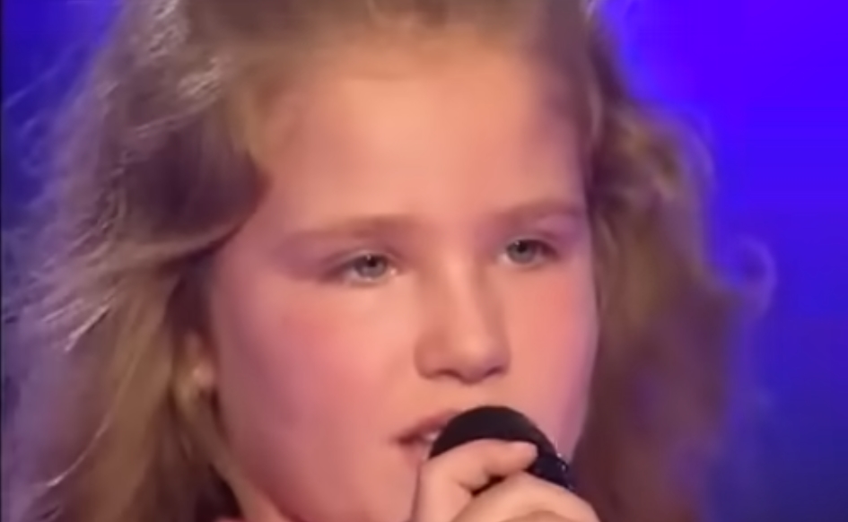 ШОК ТРАНСФОРМАЦИЈА: Слаткото девојче кое го освои Балканот денес е црвенокоса заводничка (ФОТО+ВИДЕО)