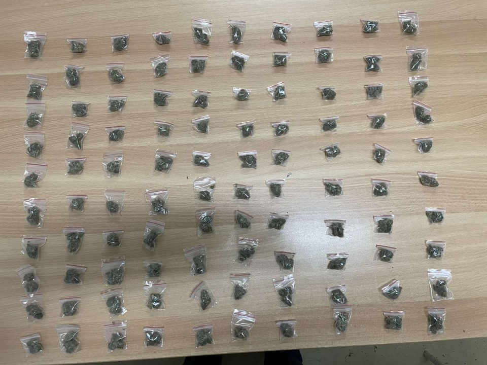 Дилер фатен со 100 ќесички дрога во близина на градинка во Скопје