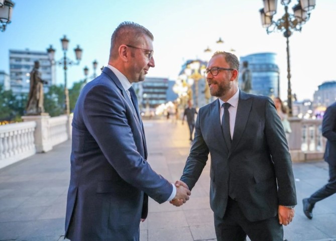 Мицкоски и Љутков на увид во градежни активности на стариот струмички театар „Антон Панов“