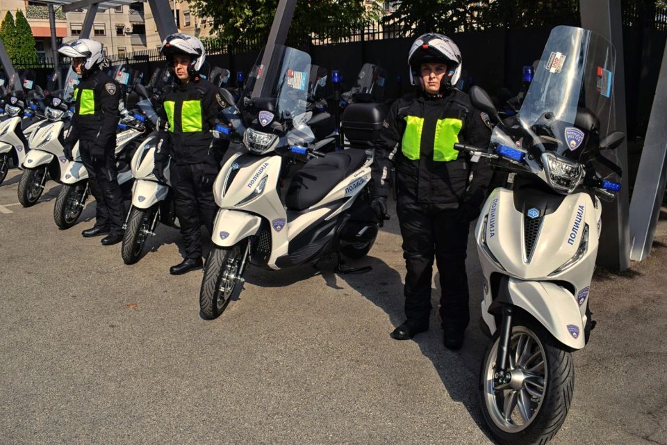 (ГАЛЕРИЈА) Тошковски: 23 нови „Piaggio“ мотоцикли и опрема за сообраќајната полиција од РСБСП