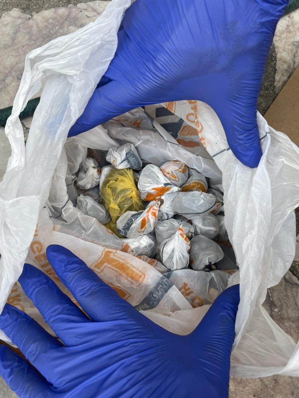 Претреси во објекти на две лица во Гостивар и гостиварско, пронајдена дрога, следува пријава