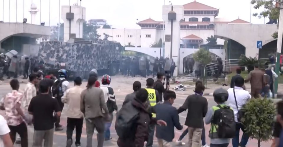 Бројот на жртвите од минатонеделните немири во Непал порасна на 72