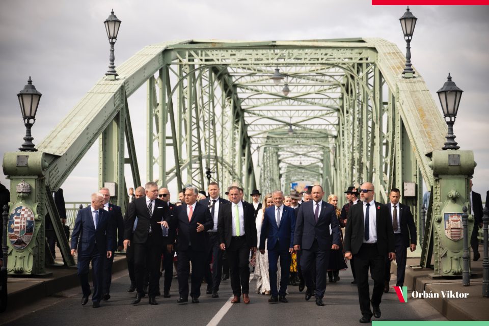 „Брисел стана воен проект“: Орбан и Фицо со остри критики кон ЕУ на прославата на мостот „Марија Валерија“
