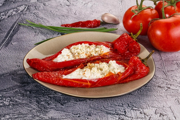 Печени пиперки полнети со фета сирење