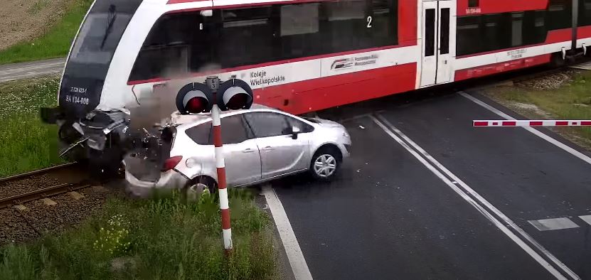 ВИДЕО: Воз удри автомобил кој поминал на спуштени рампи, страшна несреќа во Полска