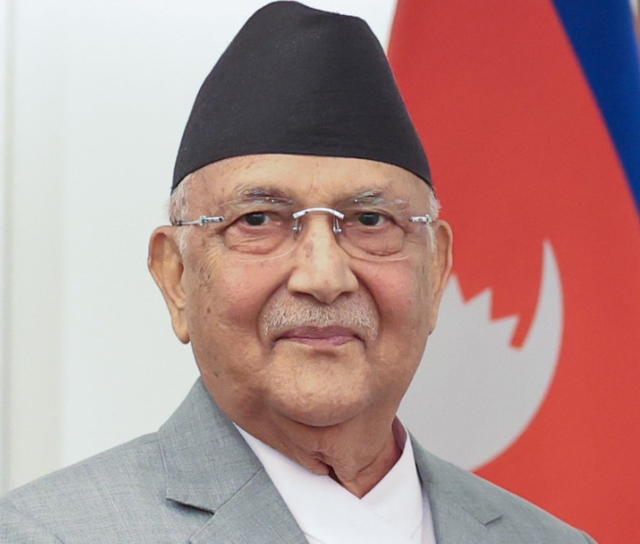 Премиерот на Непал поднесе оставка откако демонстрантите му ја запалија куќата