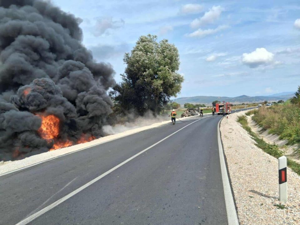 ФОТО: Цистерна со нафта се преврте кај Гевгелија