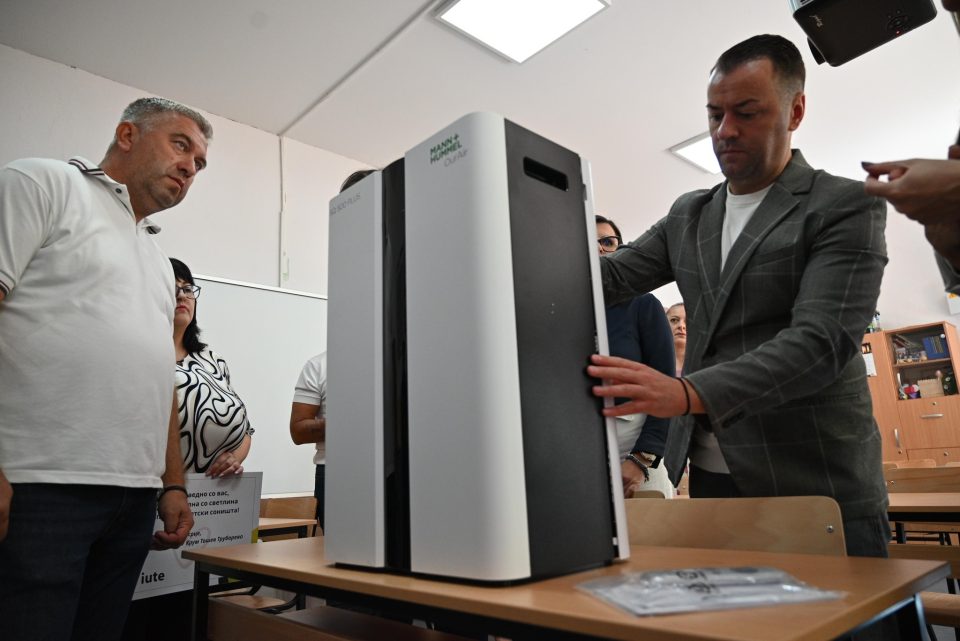 Стефковски: Сите училници во ООУ „Крум Тошев“ – Трубарево добија прочистувачи за воздух