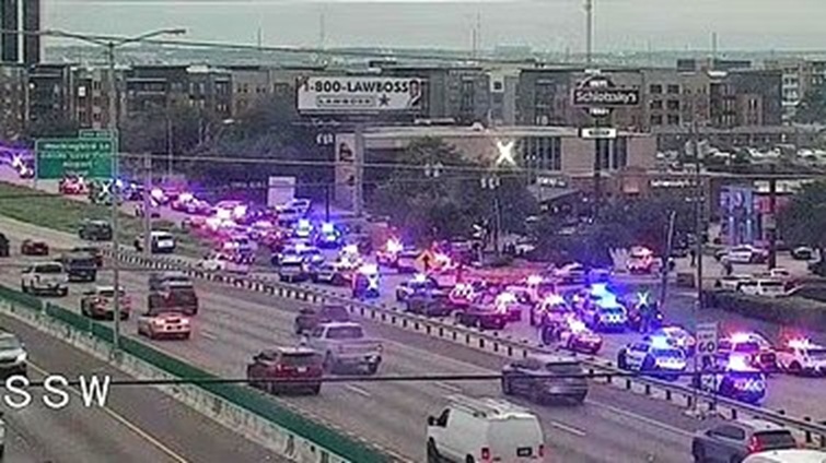 ВИДЕО: СНАЈПЕРИСТ ЗАСТРЕЛА ТРОЈЦА ВО ДАЛАС, ПА СЕ САМОУБИ Крвави сцени пред службата за имиграција