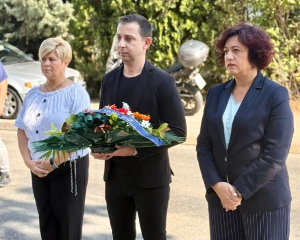 Положено цвеќе на споменикот на херојот Бобан Трпков: Нека му е вечна славата и споменот