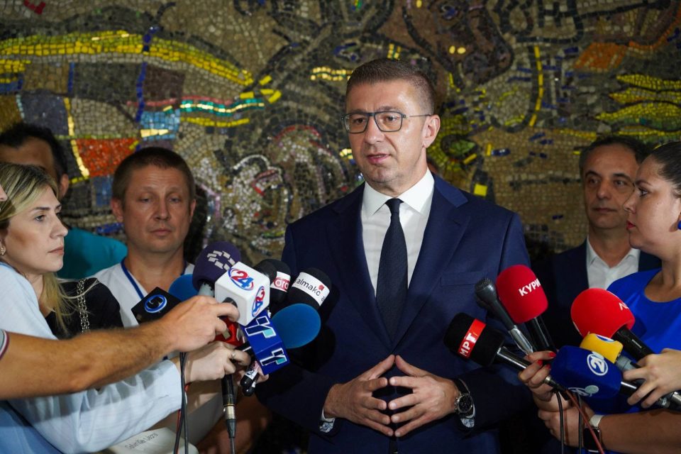 Мицкоски: Се реконструираат 7 операциски сали, целосно опремување на  ГОБ „8 Септември“ по најмодерни стандарди (ГАЛЕРИЈА)