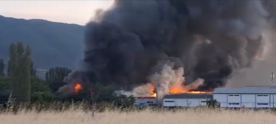 18 повредени во пожарот во Макпрогрес: Четворица со изгореници на нозете, шестмина препратени во Скопје