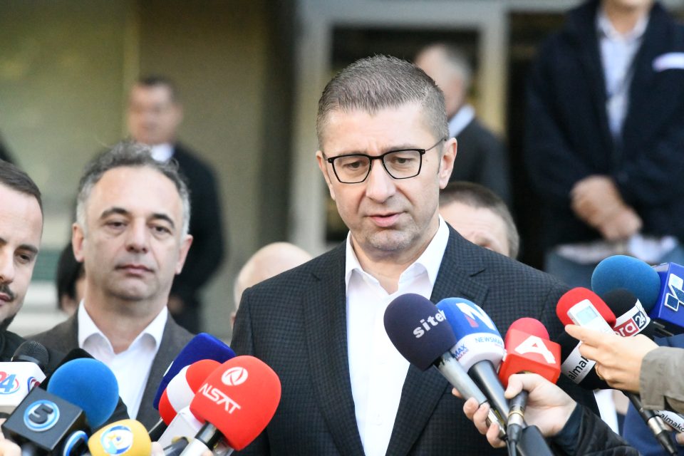 Мицкоски: Апсолутно е неточно дека постои разговор за коалиција со Рамиз Мерко, не преговарам со луѓе на црна листа на САД