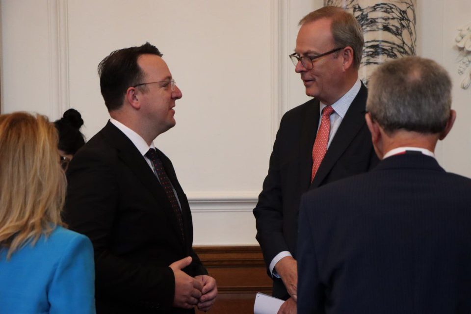 Николоски на средба со УКЕФ во Лондон: Македонија со огромна подршка од Велика Британија го започнува најважниот регионален проект за брза пруга на Коридор 10