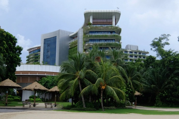 Малезискиот корона-град на духови полека заживува