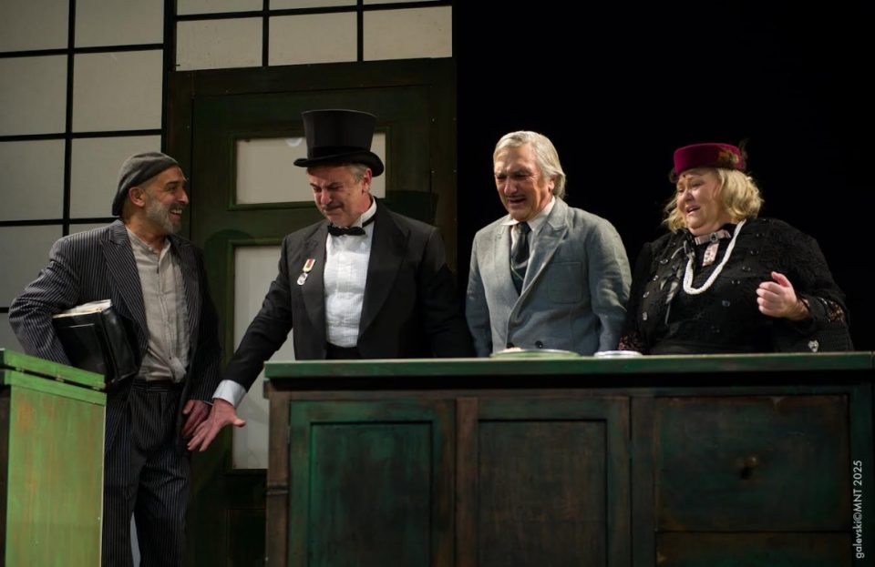 Наградена со СТЕРИИНА НАГРАДА, славена во Белград: Претставата „НАРОДЕН ПРАТЕНИК“ на МНТ сега патува за Брчко