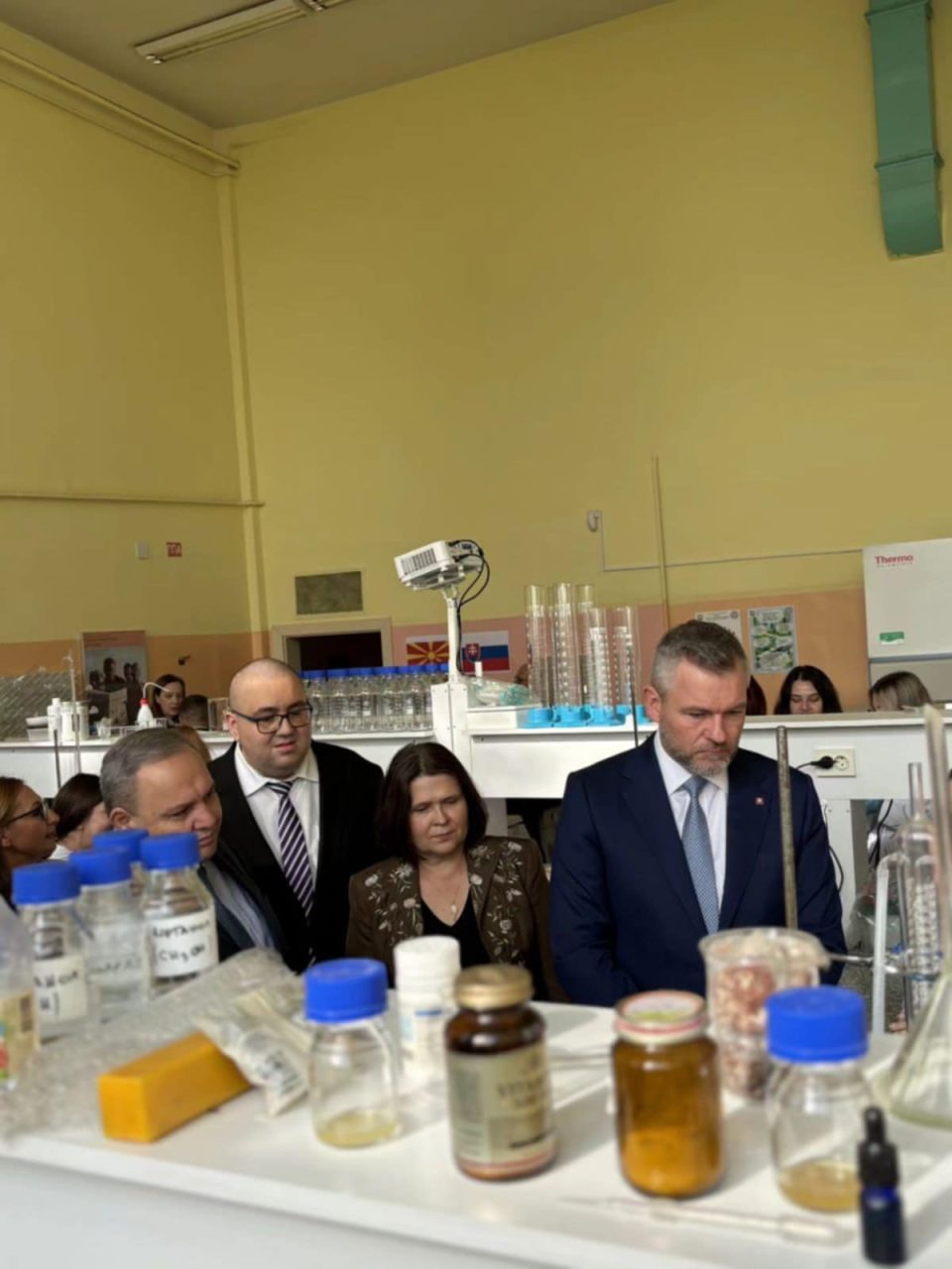 Словачкиот претседател Петер Пелегрини во посета на скопско средно училиште СУГС „Марија Кири – Склодовска“