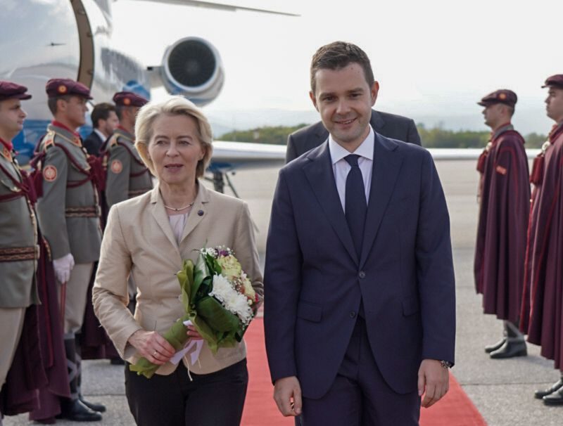 Урсула Фон дер Лајен пристигна во Скопје, Муцунски ја пречека на аеродром