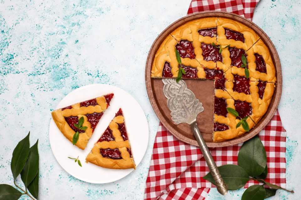 ПОСЕН БУРЕК СО ЦРЕШИ: Мирисно и сочно, половина се јаде додека е во тавата