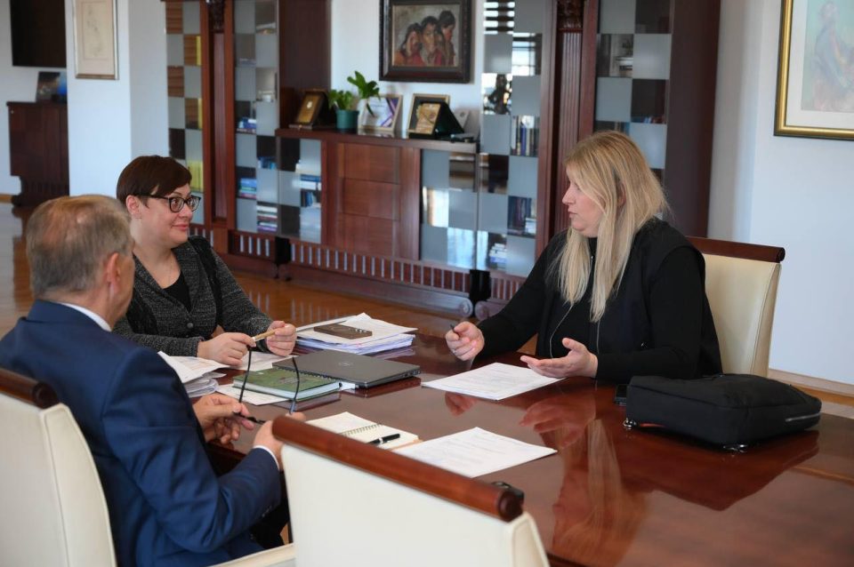 Димитриеска Кочоска на средба со Абдулменаф Беџети