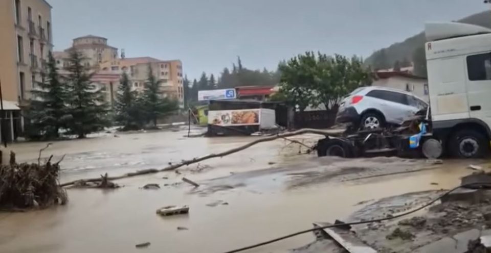 Делови од Бугарија погодени од поплави, прогласена вонредна состојба во повеќе региони, 80 населени места без струја