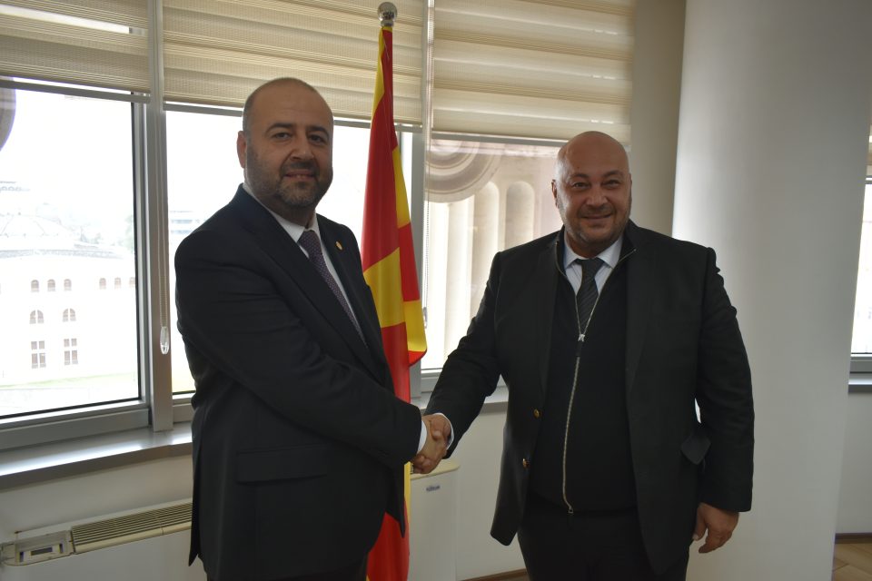 Костадиновски оствари работна средба со Михај Бусујок, судија во Уставниот суд на Романија