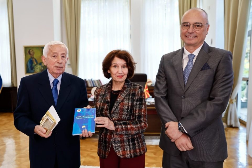 Средба на Сиљановска-Давкова со професорите Мартиновски и Конески