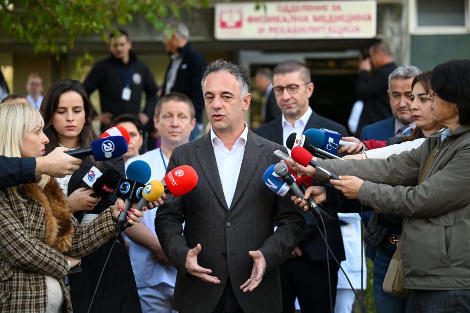 Алиу: Континуирано ја унапредуваме јавната здравствена инфраструктура – обезбедена хипербарна комора во ГОБ „8 Септември“