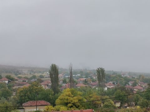 Претежно облачно со краткотрајни сончеви периоди, свежи утра и високи дневни температури