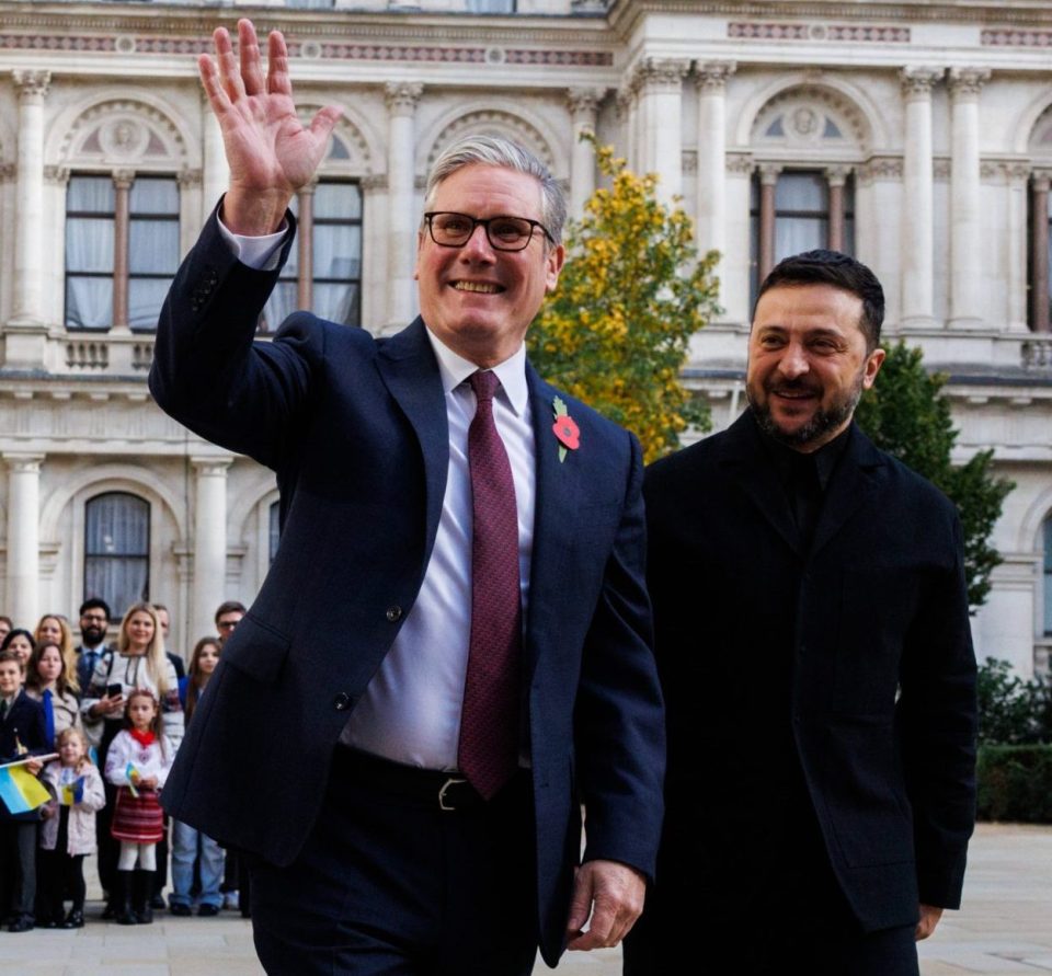 Стармер на средба со Зеленски: На Украина да и се овозможат средства за напади со системи со долг дострел