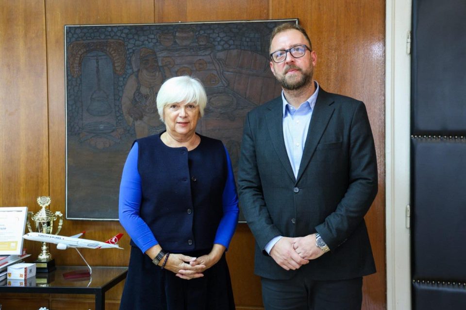Mинистерот Љутков оствари средба со директорката на Форумот на словенски култури