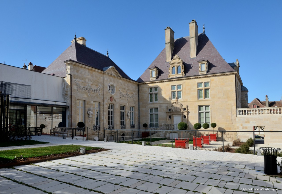 Ограбен е уште еден музеј во Франција: Украдени се 2.000 златни и сребрени монети