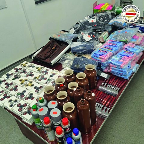 Запленети речиси три илјади парчиња стока: облека со потпис на заштитени трговски марки, алкохол, електронски цигари, автоделови