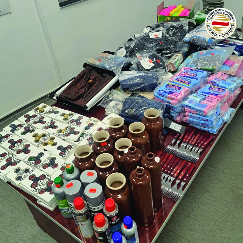 (ФОТО) Запленети речиси три илјади парчиња стока: Облека со потпис на заштитени трговски марки, алкохол, електронски цигари, автоделови