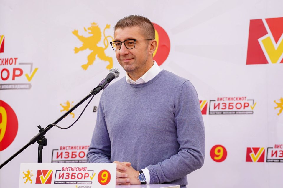 Мицкоски: Перјаницата, чии колумни ги споделува целото раководство на СДСМ, порачаа дека било штос моето распарчено тело да го спакувале во куфер