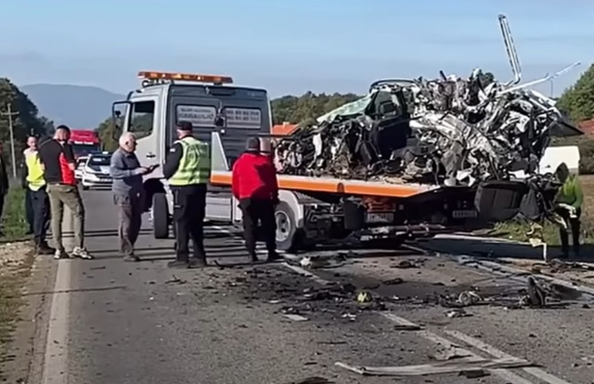 ВОЗНЕМИРУВАЧКО ВИДЕО: Едно лице загина при судир на автомобил и автобус кај Бечањ во Србија
