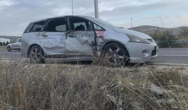 ФОТО: Пет лица повредени во сообраќајка кај Три чешми