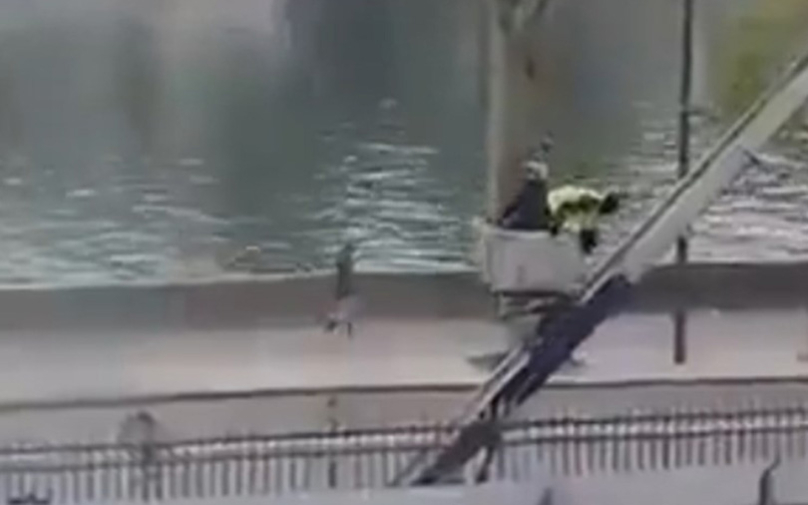 Се појави нова снимка од бегството на крадците од Лувр