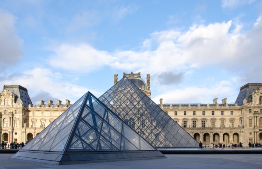 Спектакуларен пех по филмскиот грабеж во Лувр: На крадците им паднала КРУНА полицијата ја најде близу музејот