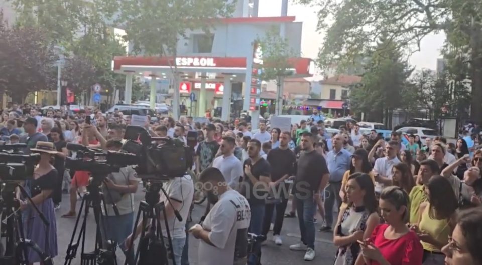 Протест пред Министерството за здравство во Тирана,поради скандалот со онколошките пациенти