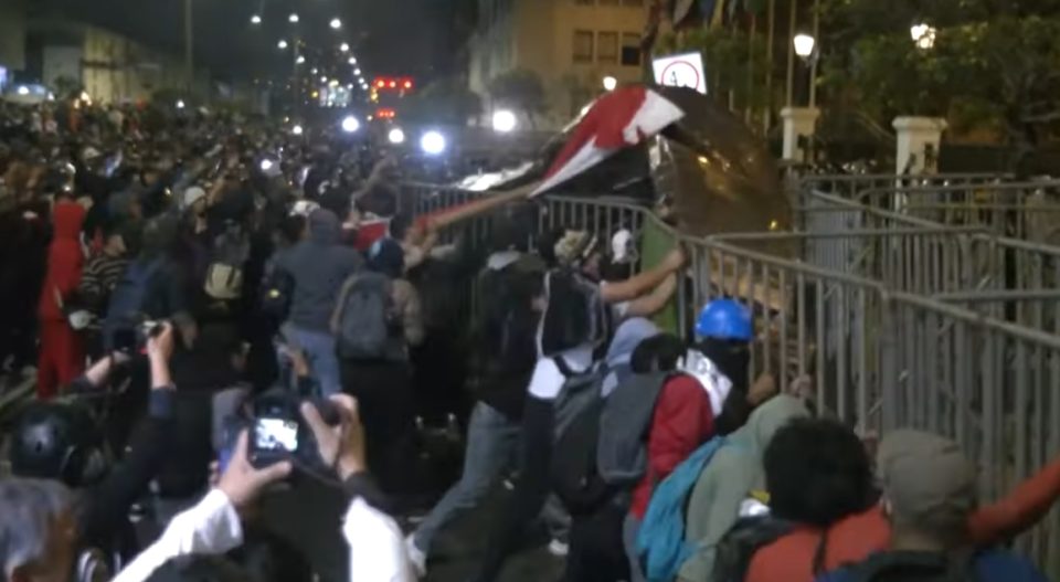 Едно лице загина, а сто се повредени на антивладините протести во Лима