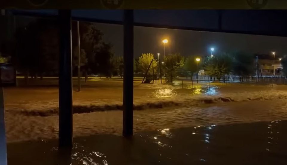 (ВИДЕО) Големо невреме во Шпанија: црвен аларм, поплавите носат сè пред себе