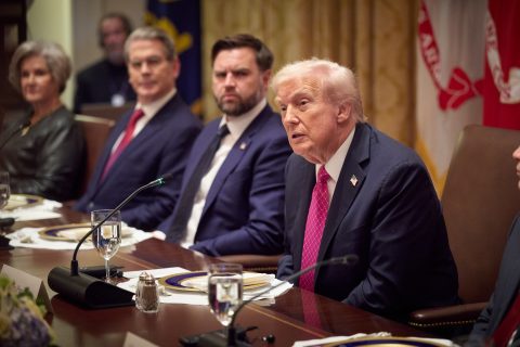 ВИДЕО: Трамп заспа на состанок на кабинетот откако се пофали со својата острина