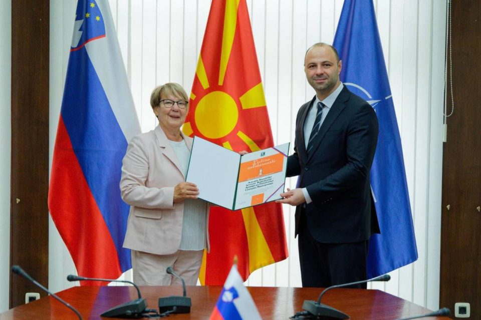 Мисајловски доби благодарница за помошта на АРМ при поплавите во Словенија