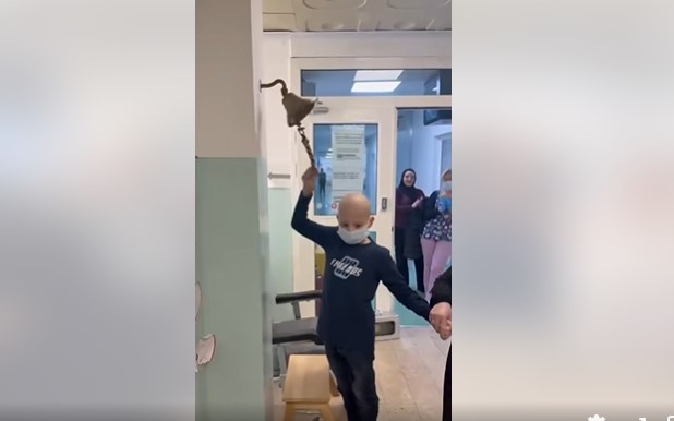 Јунакот Амир ја победи најтешката битка: Слушнете го победничкото ѕвонче (ВИДЕО)