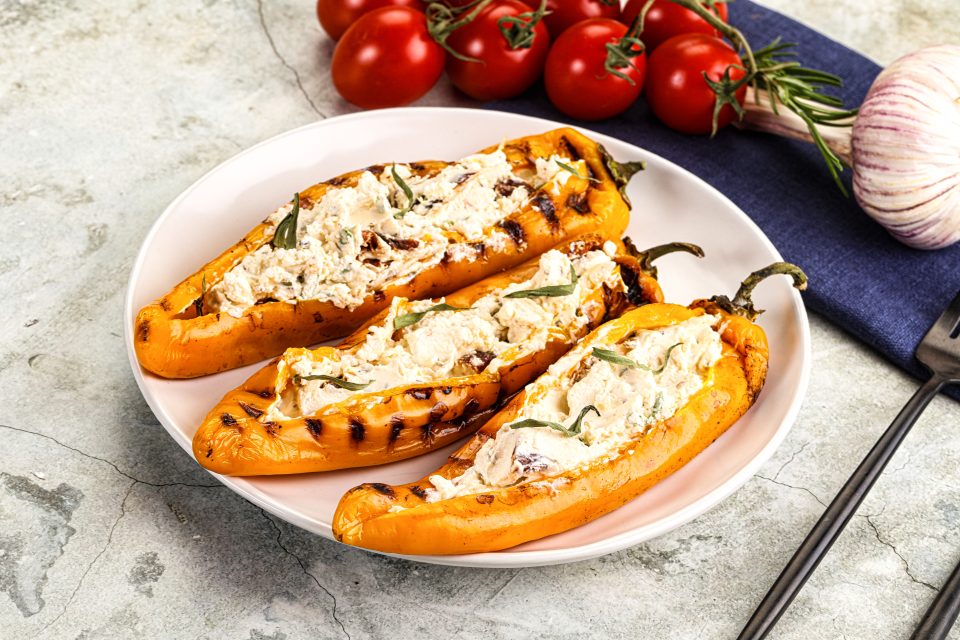 Потпечени пиперки со кајмак