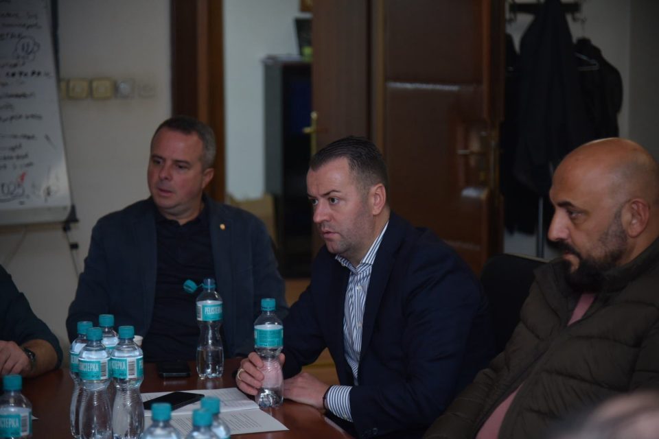 Стефковски: Скопје е загушено во смет, хаосот со комуналниот смет мора да запре!