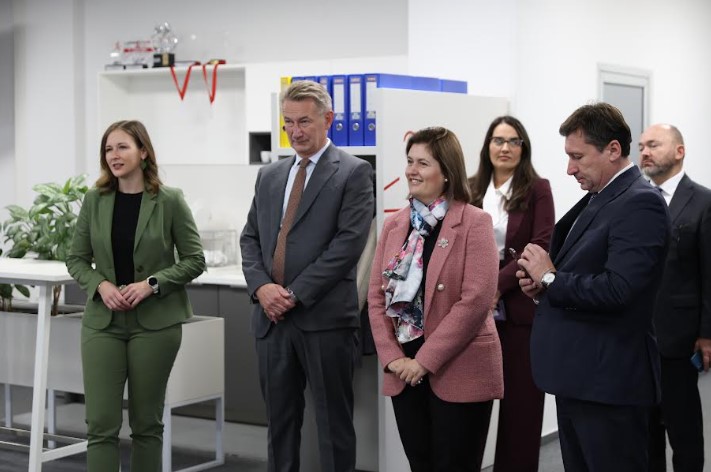 Божиновска на средба со австриската министерка Клаудија Плаколм и раководството на ЕВН