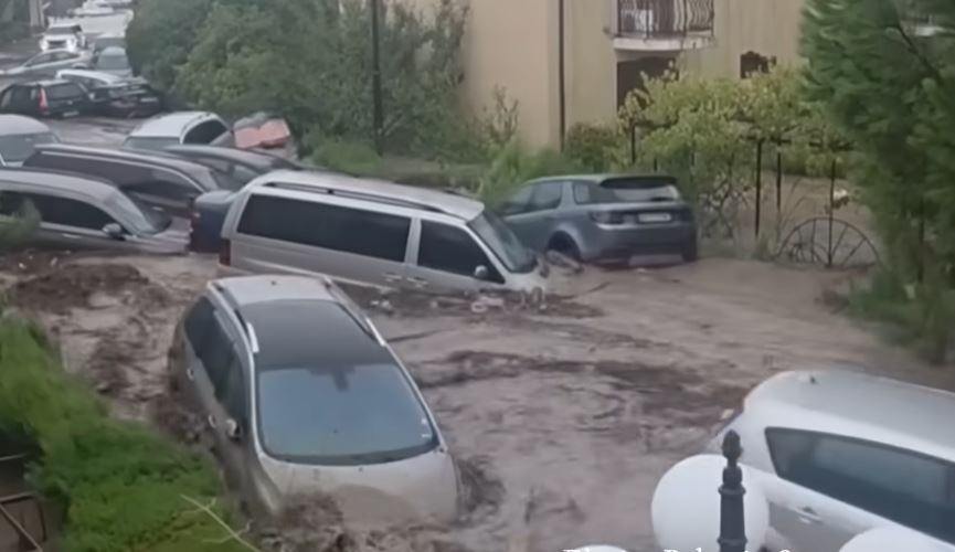 Тројца загинати во катастрофалните поплави во Бугарија, прогласена вонредна состојба во повеќе региони