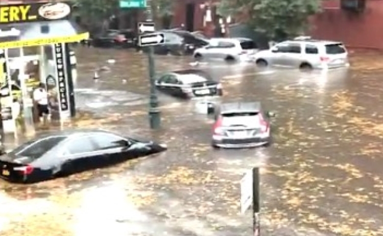 Две лица загинаа во бурата од рекордни размери во Њујорк